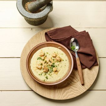 Suppe vom gerösteten Blumenkohl mit Käse-Croûtons
