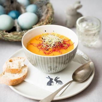 Möhren-Kardamom-Suppe mit Frühlingssprossen
